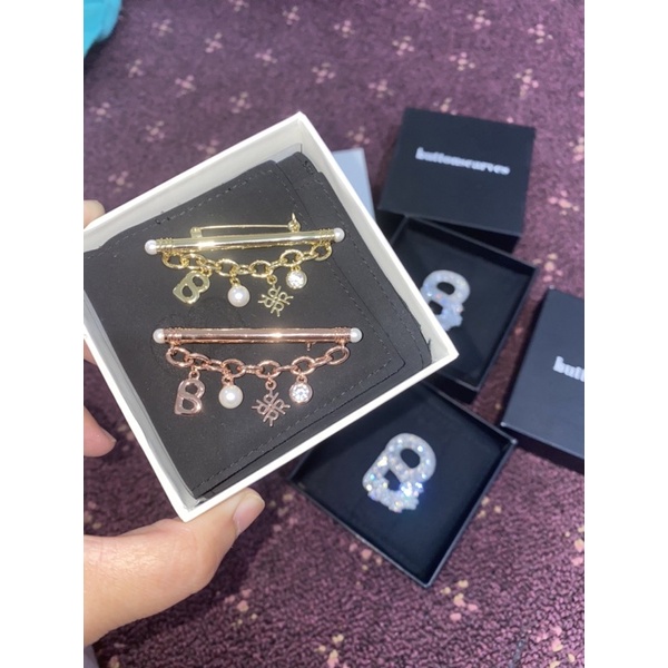 Buttonscarves brooch buttonscarf x ria Miranda brooch