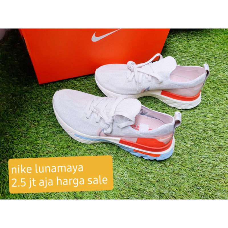 sepatu vans luna maya