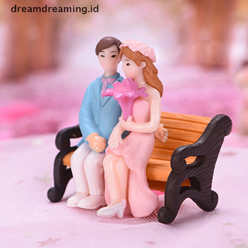 (dreamdreaming.id) 1 Pasang Miniatur Pasangan Kekasih Di Kursi Untuk Dekorasi Taman Mini / Hadiah