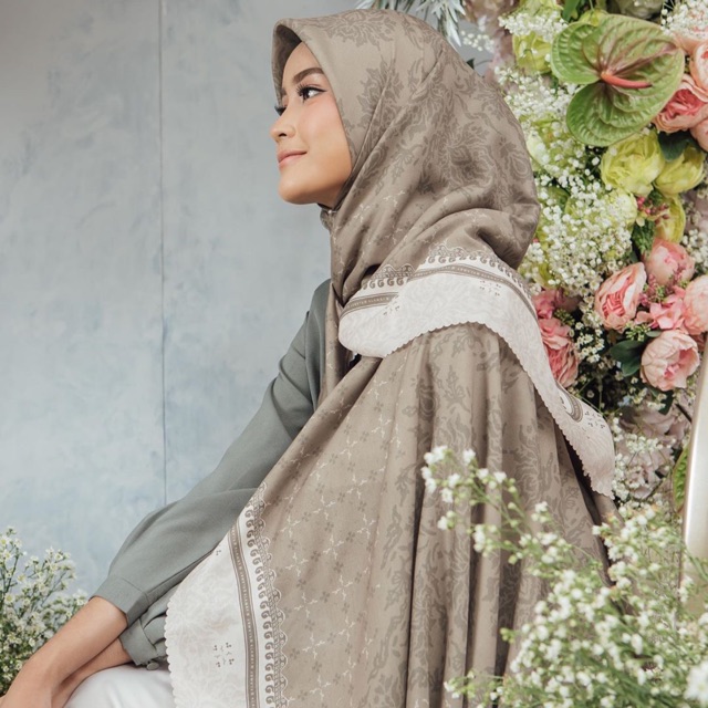 Anggrek scarf wearing klamby