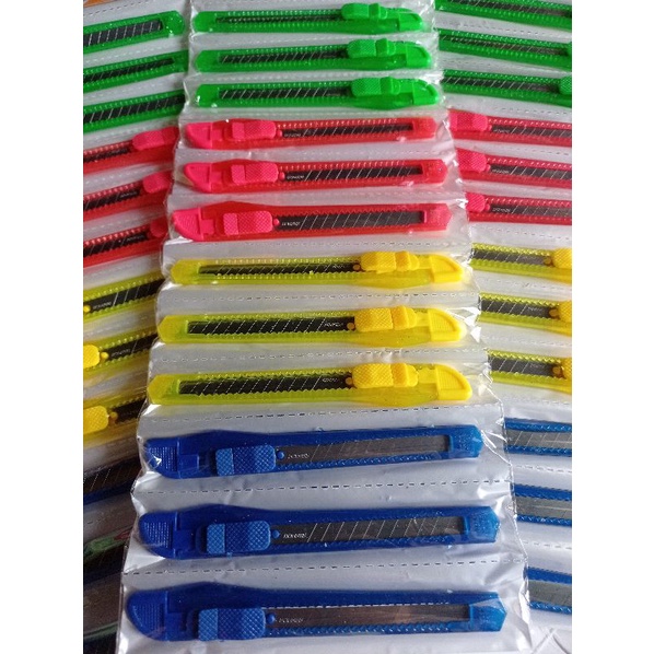 Cutter Transparan Renteng Sedang(12pcs)/alat pemotong kertas/pisau cutter plastik