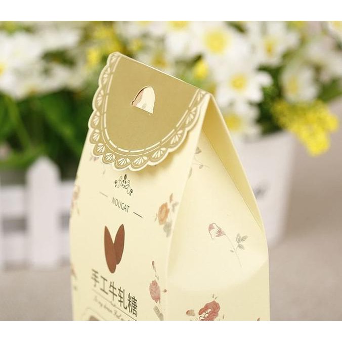 

Dus - Kardus - Kotak Kue - Cookies - Permen Nougat Milk Flower Gold