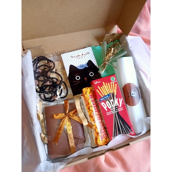 

Box Gift/HadiahWisuda/hadiahUlangTahun/alatTulis/alatMasker/dompetKartu/pulpenBuku/LampuTidur/box/buket/bouquet/bucket/gift/kado