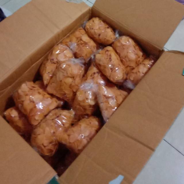 

TERENAK / TERLARIS Kerupuk bumbu kota Baru 3 ons (kerupuk udang sudah berbumbu bawang putih dll)