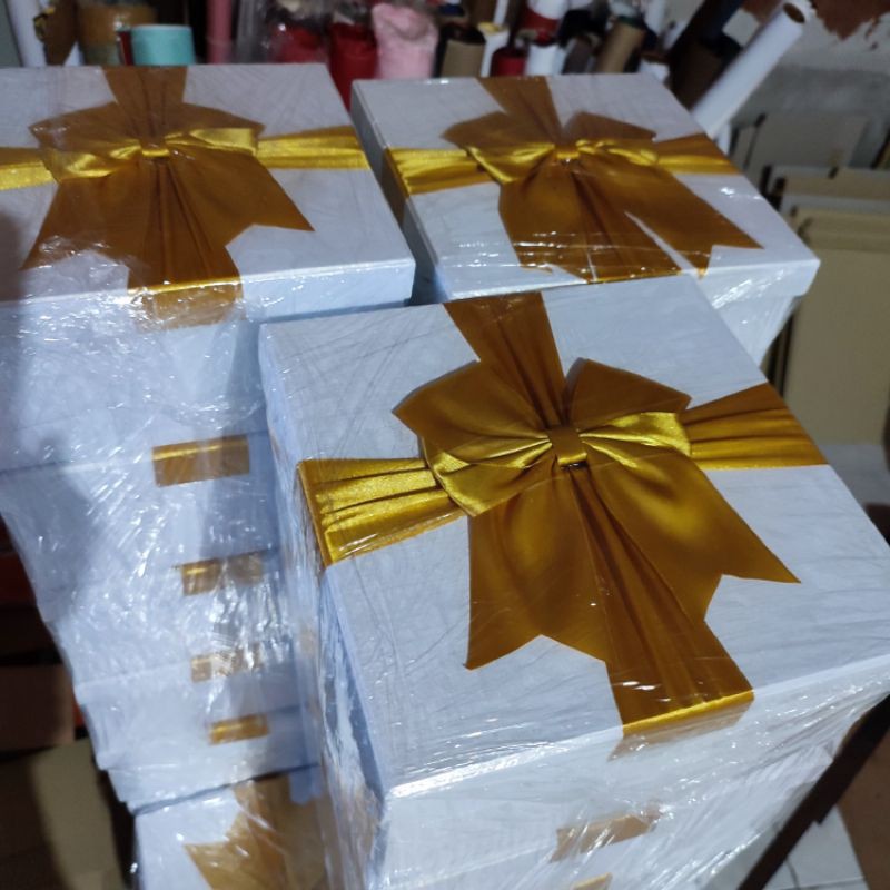 HARDBOX KOTAK KADO SPESIAL HAMPERS HADIAH ULTAH GIFT BOX PUTIH PITA SATIN GOLD