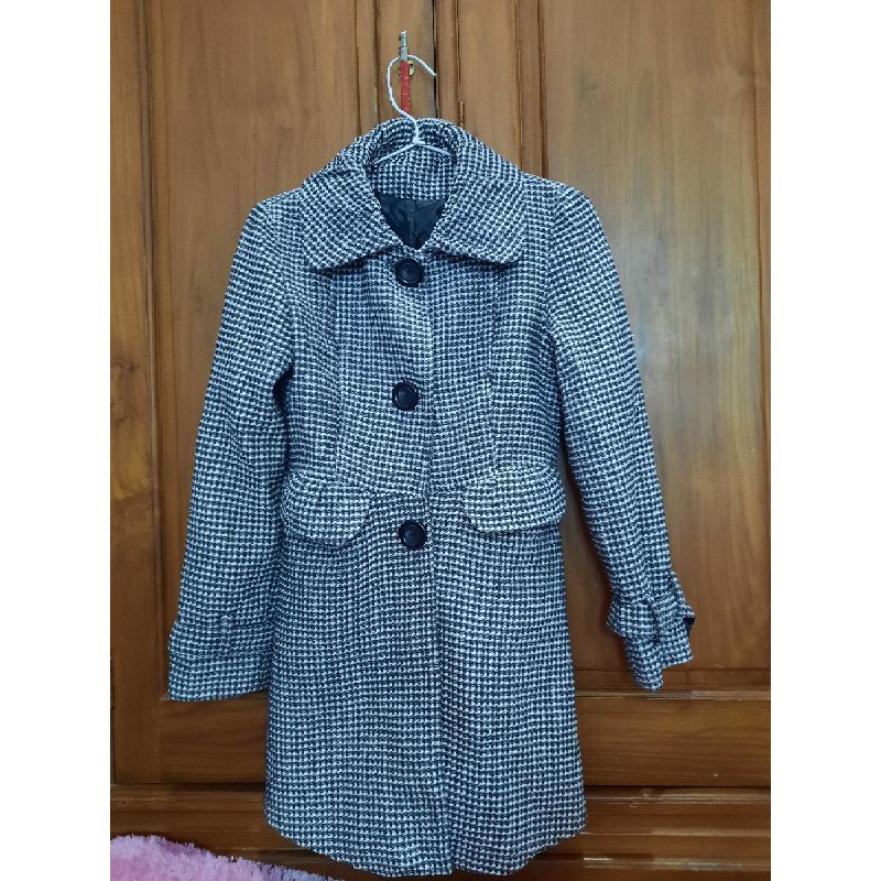 coat wool motif kotak timbul