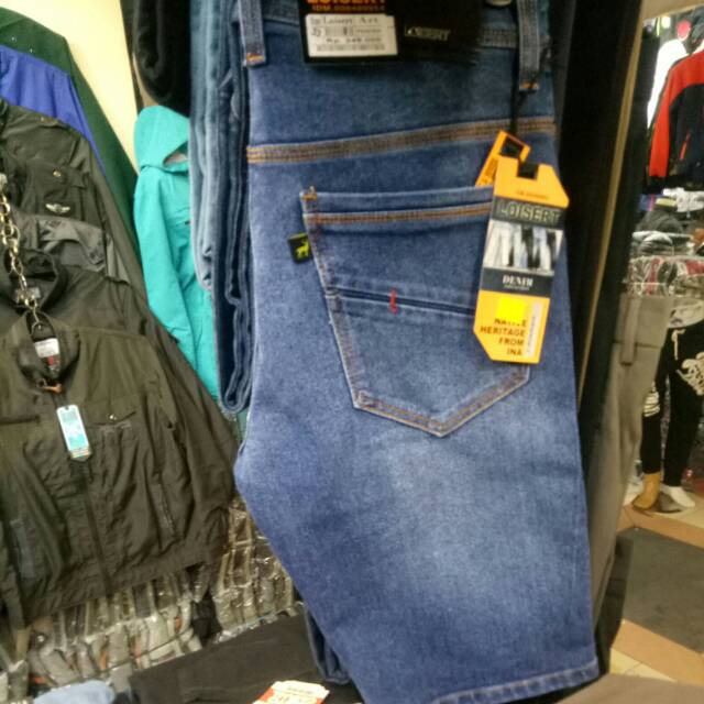 Celana pendek levis