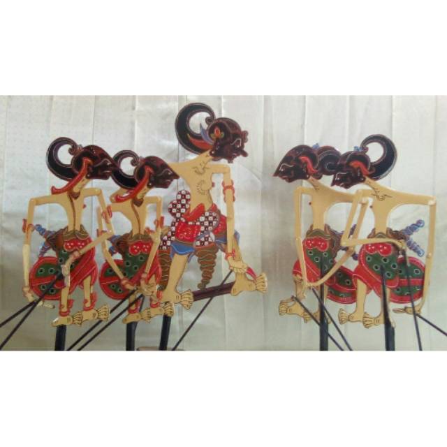 SATU SET SOUVENIR WAYANG KLITIK MODEL SOLO PANDAWA LIMA DENGAN DUDUKAN BAHAN KAYU