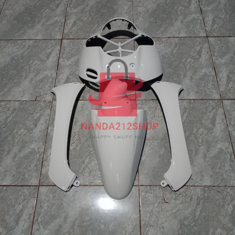 Cover body bagian depan Scoopy donat 2018-2019 putih