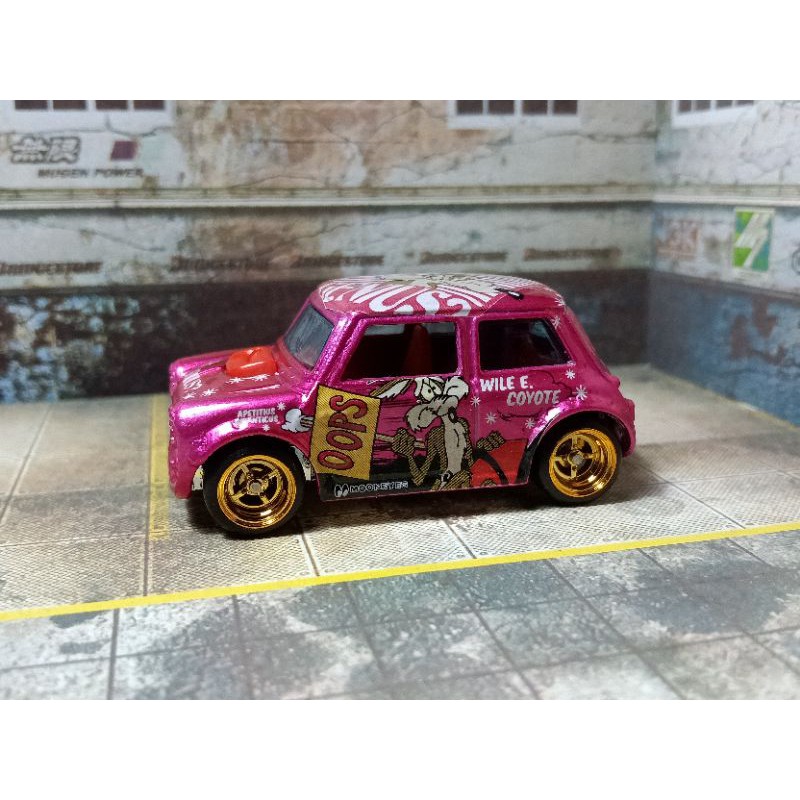 Hot Wheels Morris Mini custom Will E Coyote