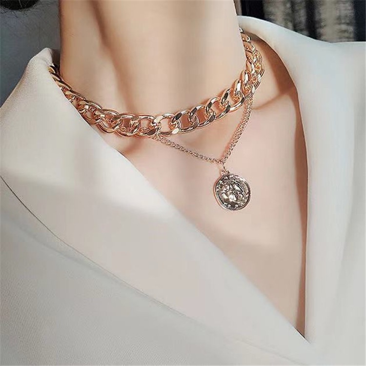 Kalung Multilayer Liontin Kupu-Kupu Aksen Mutiara Bahan Metal Warna Emas Untuk Wanita