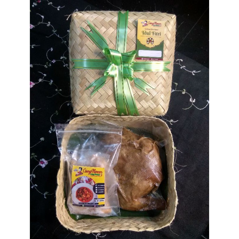 

HAMPERS / PARCEL LEBARAN PAKET LENGKAP AYAM BACEM PRESTO DAN OSENG MERCON DAGING