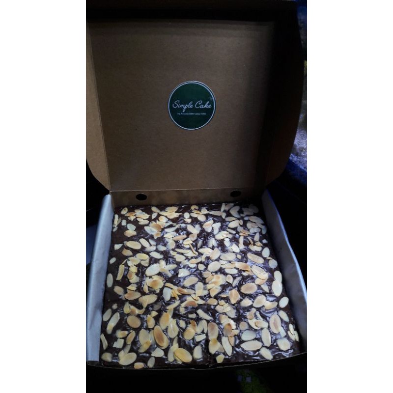 

Almond Fudgy Brownies 20x20cm