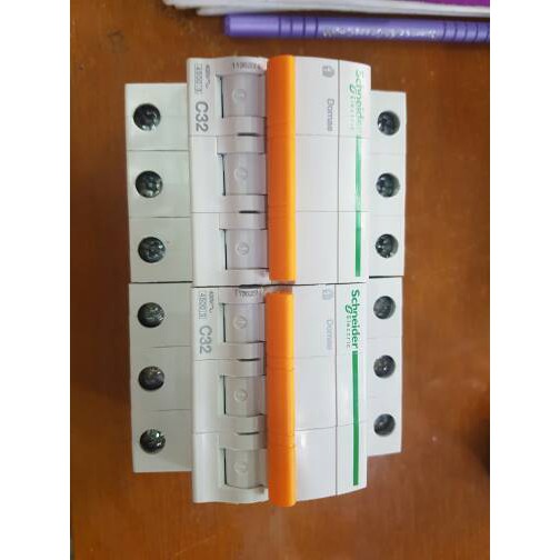 MCB 3 phole 32 Ampere 4.5 KA merk schneider / MCB Schneider