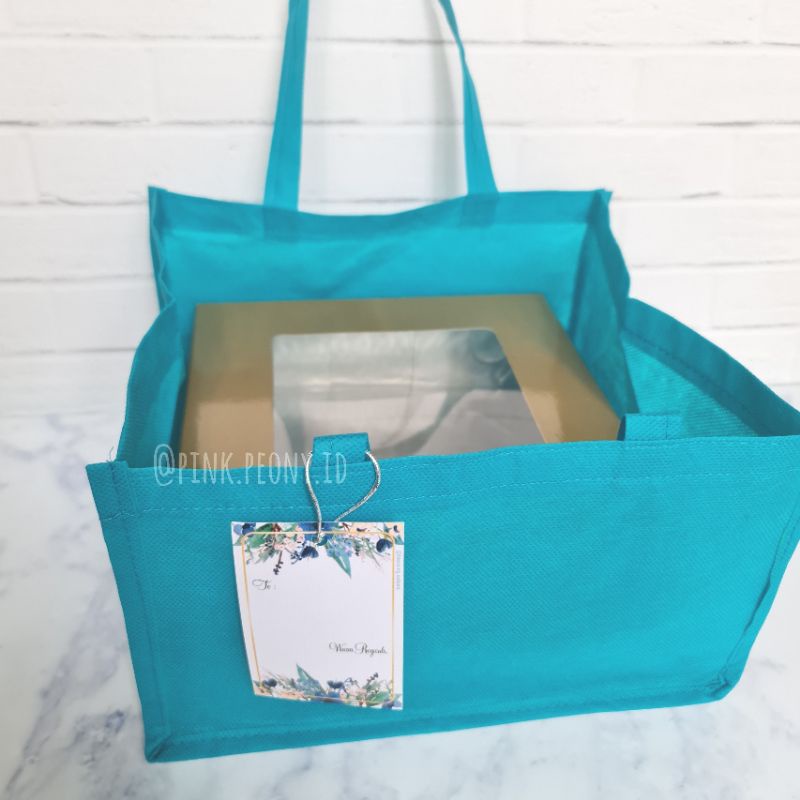 

SET BOX KUE 22X22 CM +ALAS KUE +TAS SPUNBOND +TALI +HANGTAG KARTU UCAPAN