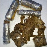 Ketapang olahan, siap pakai. Tinggal dicelupin aja ke air ikan cupang kalian. 