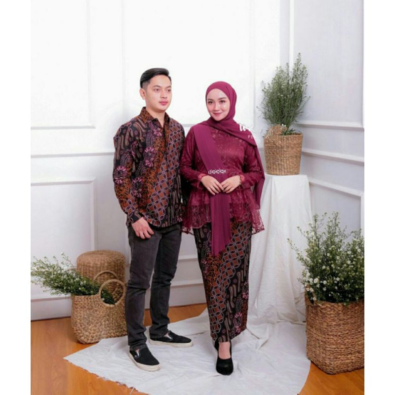 Kebaya Couple Maura Couple - Sania Ruffle Batik Couple Ori Ndoro Jowi DNT Garansi CP Parang Maron Kebaya Couple Modern Oneset Polos Outer Organza Kebaya Wisuda Lamaran Tunangan Baju Couple Kondangan Kekinian