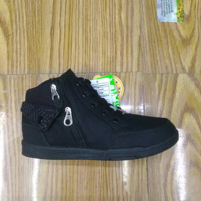 Sepatu loggo hitam new model.