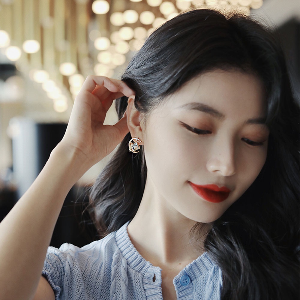 【COD Tangding】Anting Tusuk Bentuk Bulan Bintang Kecil Aksen Kristal Berlian Gaya Korea Untuk Wanita