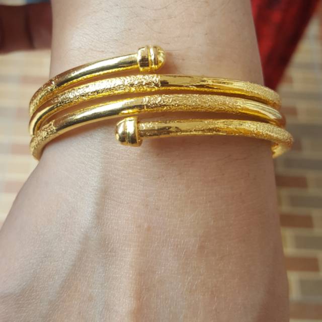 Gelang Tinju Melingkar Lapis Emas Motif Ukir Pasir