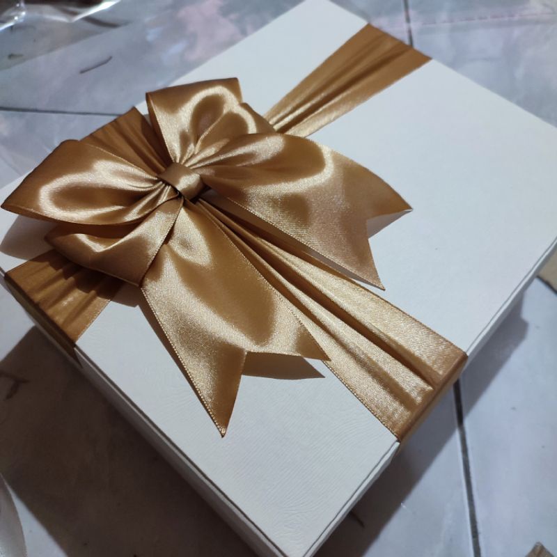 

KOTAK KADO KREM ORION IVORY CUSTOM UKURAN HAMPERS CANTIK HADIAH ULANG TAHUN