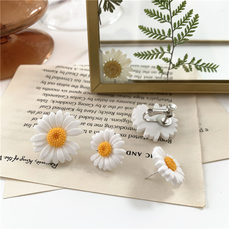 Anting Klip On Tanpa Tindik Desain Bunga Daisy Bahan Resin Untuk Wanita
