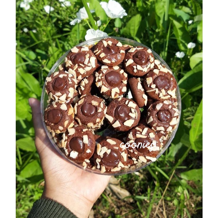 

CHOCO THUMBPRINT ALMOND KEJU KUE THUMBPRINT COKLAT COKELAT 500 GRAM