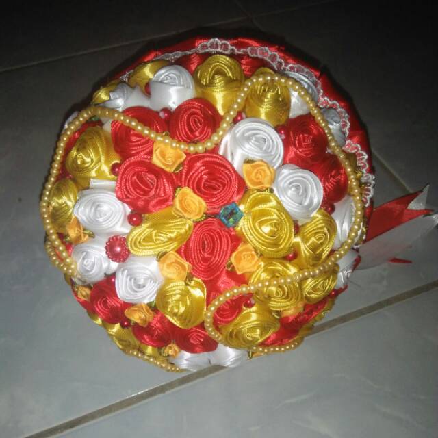 Buket bunga pernikahan pengantin wisuda merah gold putih