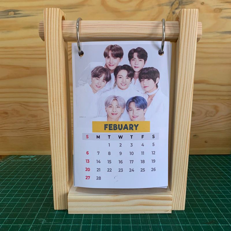 

BTS Calendar Aestetic 2022 kalender meja gantung