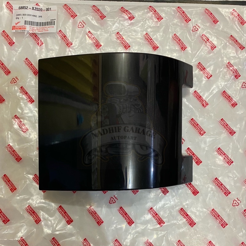 Filler Bumper Belakang Gran max Buka Ke Samping Sebelah Kanan RH Original Daihatsu (Warna Hitam)