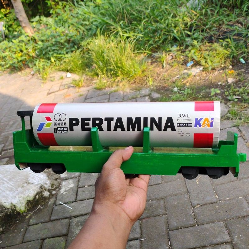 Miniatur Kereta Api Gerbong PERTAMINA - Kereta Api Kayu Surabaya