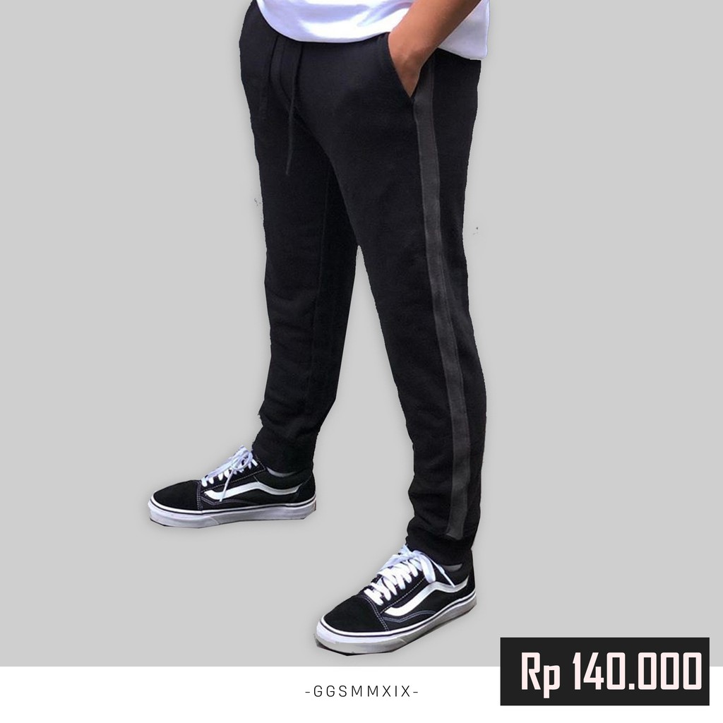 uniqlo black joggers