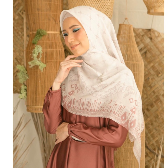 Sasak Scarf White Velvet Wearing Klamby