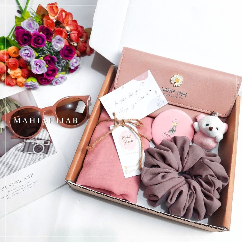 Hampers Hijab Bella Square + Dompet / Paket kado / Giftbox hadiah ultah, wedding , graduation , anniversary