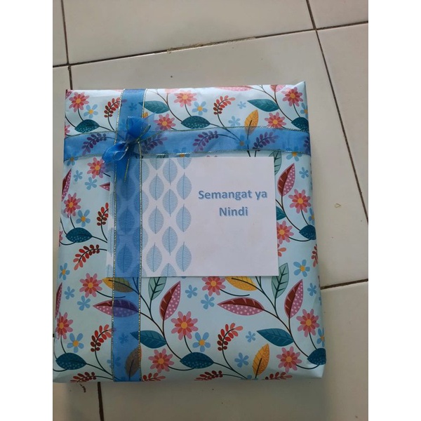 dibungkus kertas kado