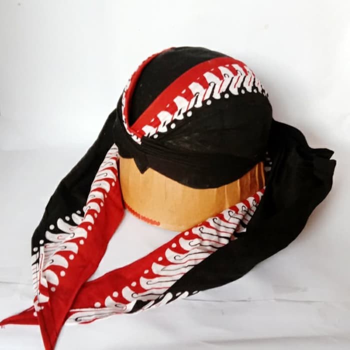 Blangkon Lipat Jogja Sliwir Warna Hitam Kombinasi Batik Merah Putih