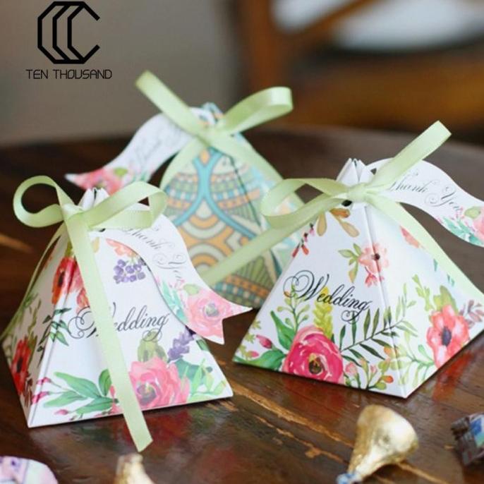 

(T)50PCS TRIANGLE RIBBON CANDY BOX GIFT WEDDING PAPER CONTAINER DSG54546WE