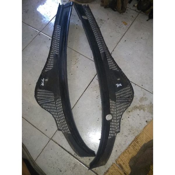 cover tutup wiper kisi-kisi bawah kaca depan Peugeot 306 1.8