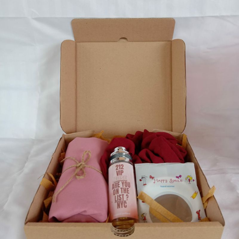 

Gift box murah / hadiah wisuda / hadiah ulangtahun / hampers murah