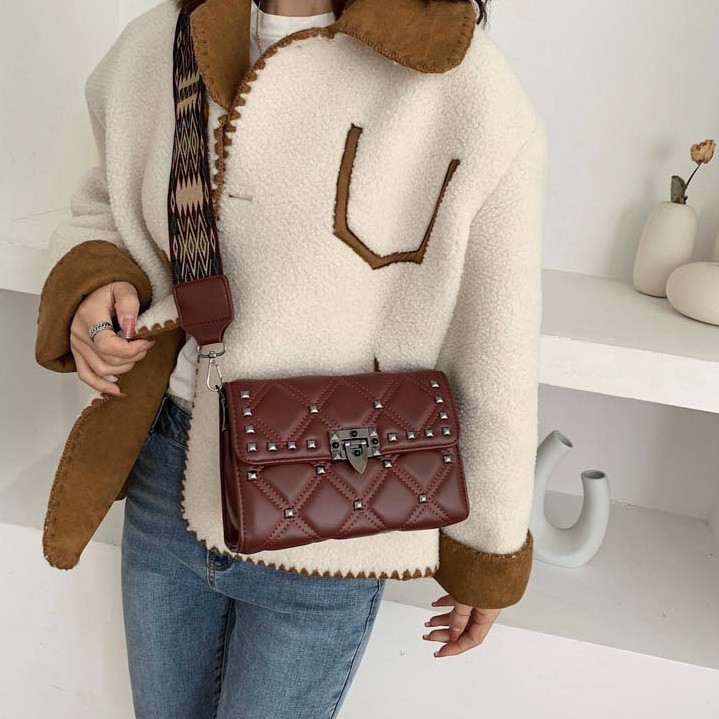 TFT AX20005 92688 AX688 C0194 E4326 ( 1kg bisa 2 ) Share: Favorit (39) Tas Selempang Wanita Import