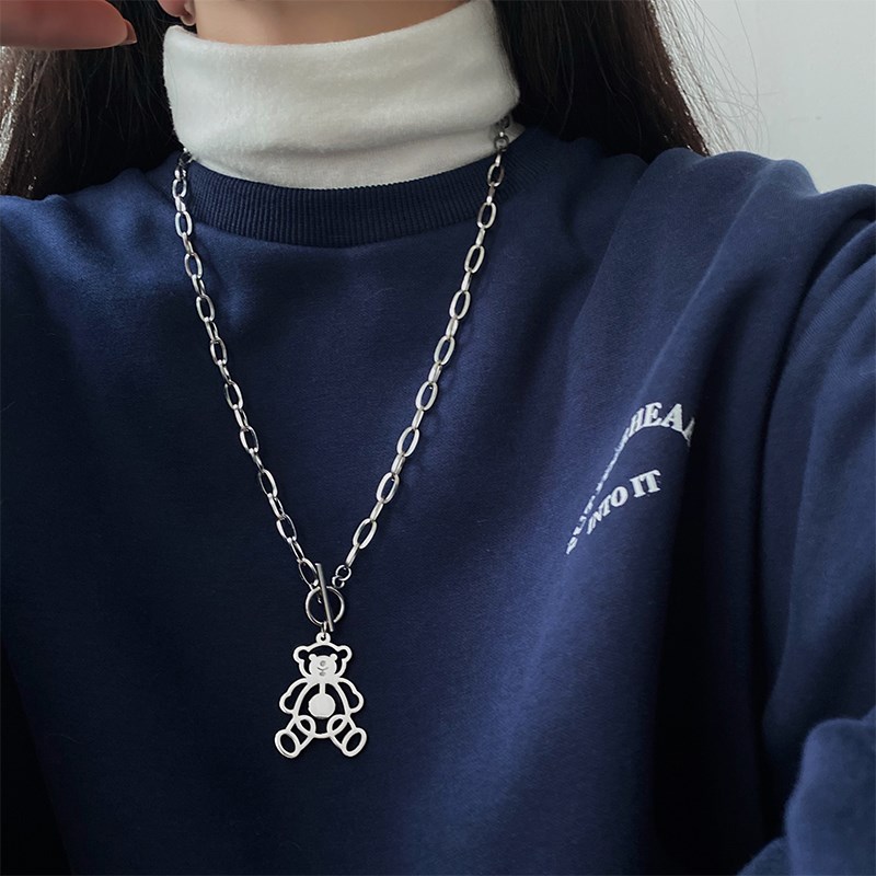 Kalung Rantai Panjang Liontin Beruang Hollow Gaya Retro Hip Hop Untuk Pasangan