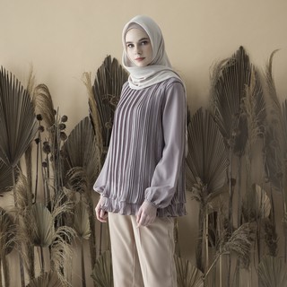 Stone Mayang Top by Aska Label Atasan plisket abu dengan Stone Mayang Top by Aska Label Atasan plisket abu dengan