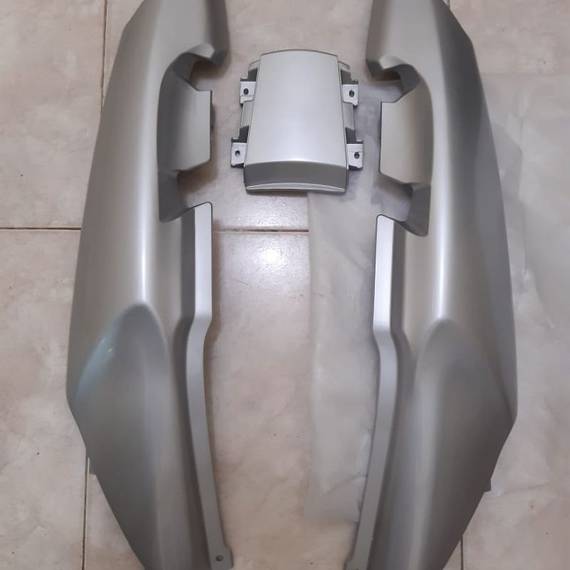 Body Belakang Honda Tiger 2000 Silver ( Tilam )
