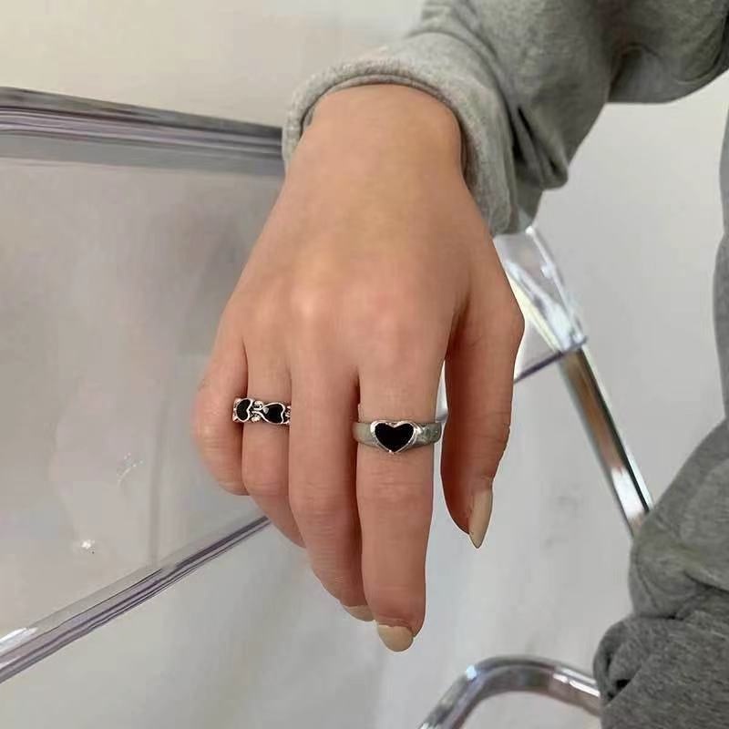 1pc Cincin Model Terbuka Desain Hati Warna Hitam Gaya Retro