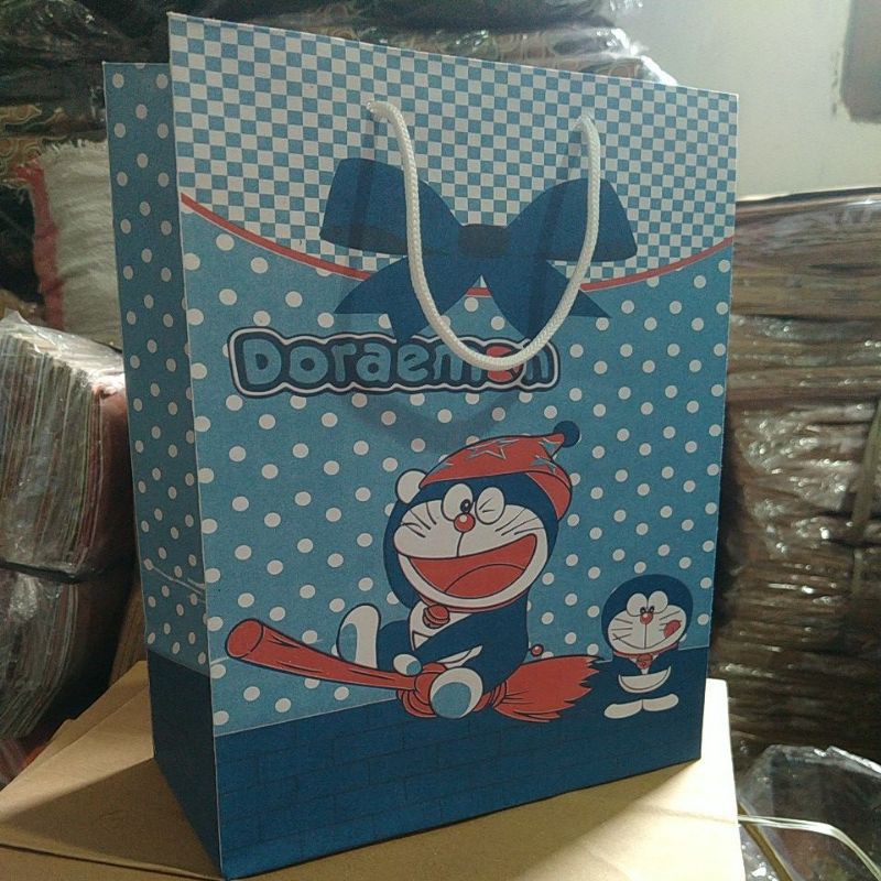 

Paper bag /tas kertas ulang tahun bingkisan Snack DORAEMON