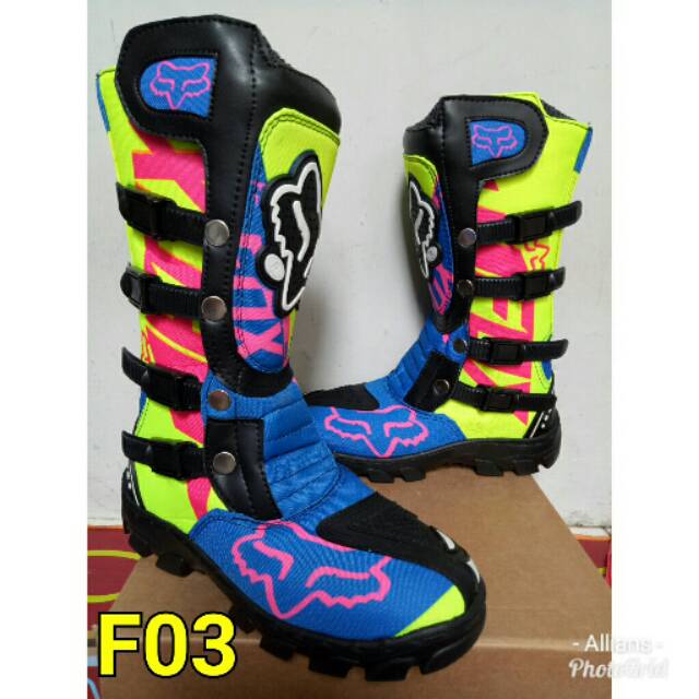 Sepatu cross trail print F03