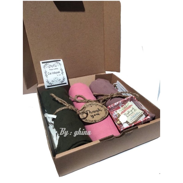 

HAMPERS HIJAB /KADO PERNIKAHAN/KADO ULANG TAHUN