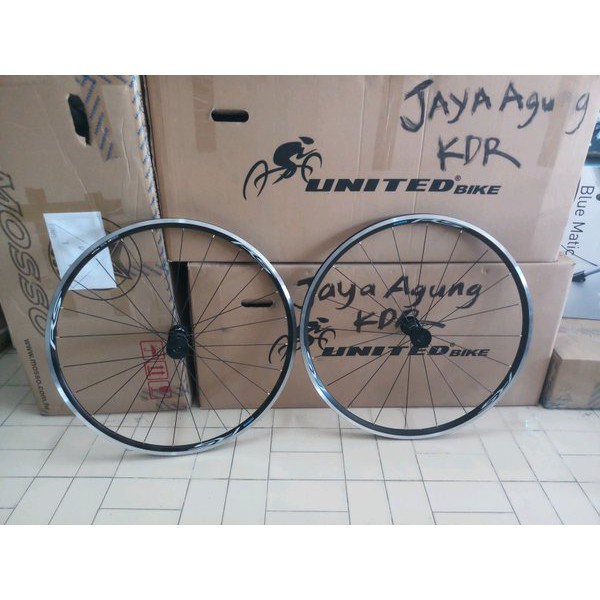 NEW wheelset shimano rs100