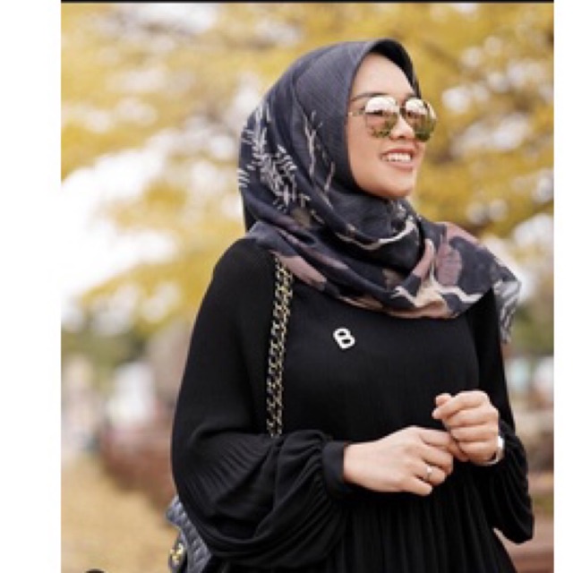 As is item Ginkgo series Buttonscarves in Sesame -Black