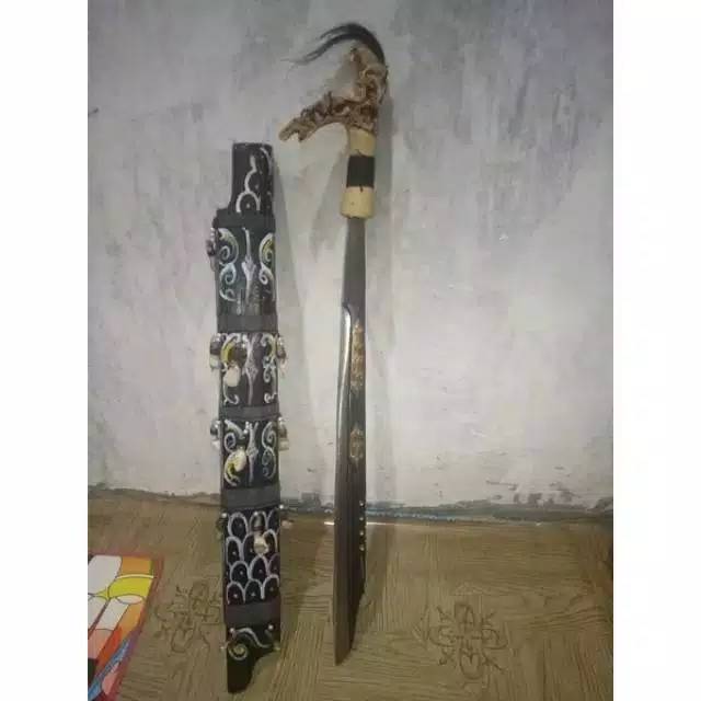 Mandau Senjata Khas Dayak Borneo Asli